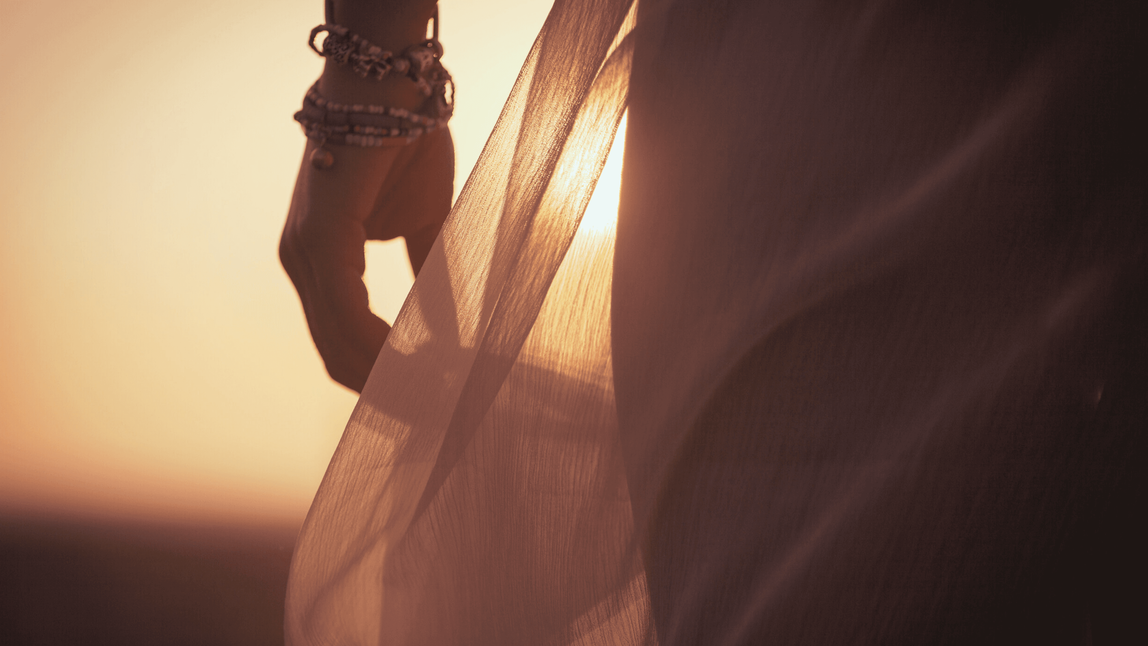 Hero image - Femme rayonnante avec bracelets et tissu